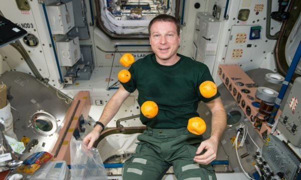 Astronautas comendo