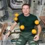 O que os astronautas comem no espaço? Como eles preparam a comida?